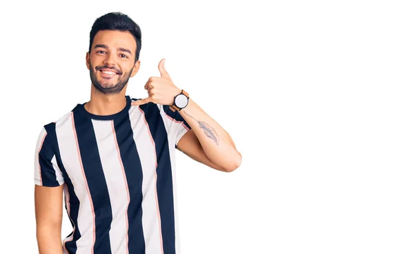 Jovem Hispânico Bonito Vestindo Tshirt Listrada Sorrindo Fazendo Gesto Telefone — Fotografia de Stock