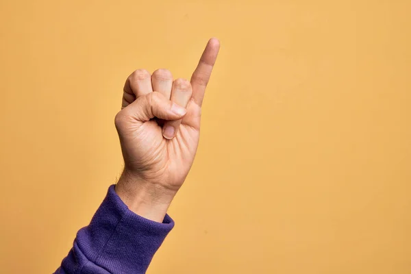 Mano Del Joven Caucásico Mostrando Los Dedos Sobre Fondo Amarillo —  Fotos de Stock