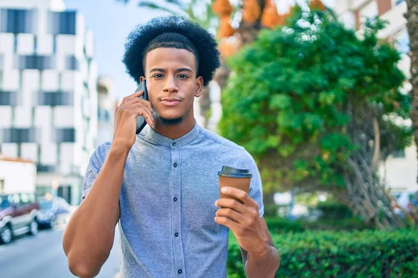 Ung Afrikansk Amerikan Man Med Olyckligt Uttryck Talar Smartphone Och — Stockfoto