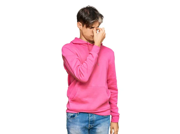 스웨터 청년은 피로와 느끼며 비벼대고 있었다 스트레스와 좌절의 — 스톡 사진