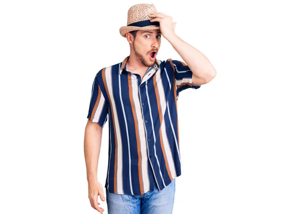 Joven Hombre Caucásico Guapo Con Sombrero Verano Sorprendido Con Mano —  Fotos de Stock