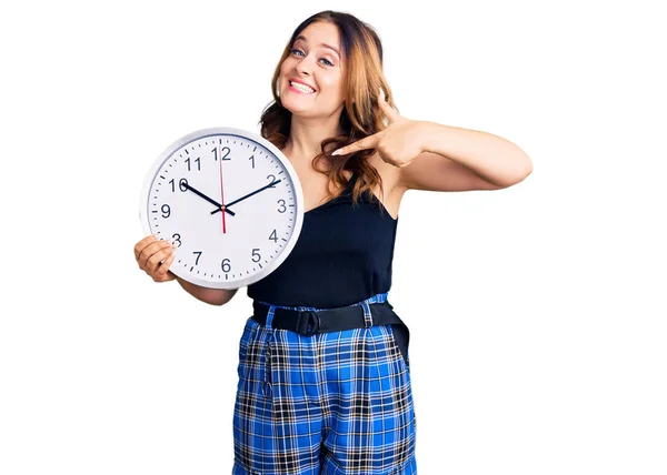 Joven Hermosa Mujer Caucásica Sosteniendo Gran Reloj Sonriendo Feliz Señalando — Foto de Stock