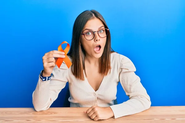 Ung Kaukasiska Kvinna Som Håller Medvetenhet Orange Band Rädd Och — Stockfoto