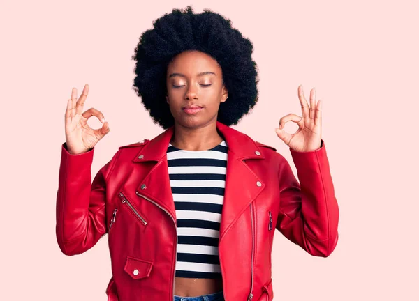 Mujer Afroamericana Joven Con Chaqueta Cuero Rojo Relajarse Sonreír Con — Foto de Stock