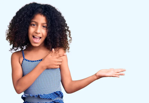 Niño Afroamericano Con Pelo Rizado Usando Trajes Baño Asombrado Sonriendo — Foto de Stock