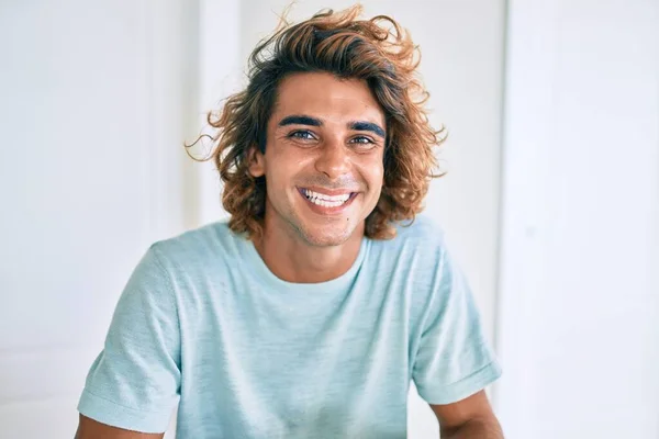 Joven Hombre Hispano Sonriendo Feliz Sentado Mesa Casa —  Fotos de Stock