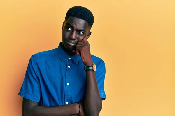 Молодой Африканский Американец Одетый Повседневную Одежду Думал Сомнениях Пальцем Подбородке — стоковое фото
