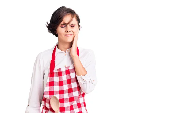 Mulher Bonita Com Cabelo Curto Vestindo Avental Cozinheiro Profissional Tocando — Fotografia de Stock