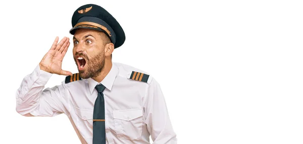 Hombre Guapo Con Barba Llevando Uniforme Piloto Avión Gritando Gritando — Foto de Stock