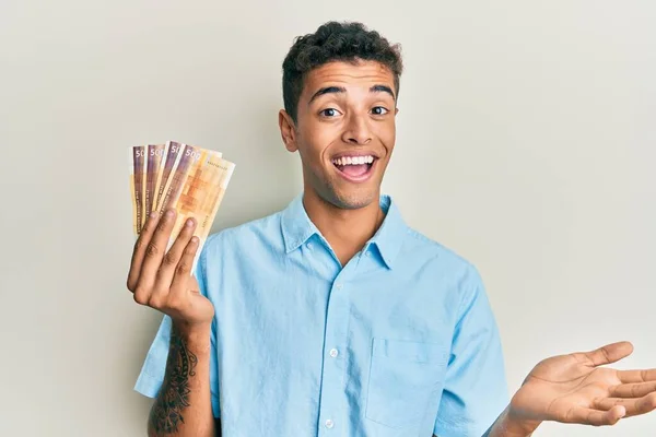 Joven Hombre Afroamericano Guapo Sosteniendo 500 Billetes Noruegos Celebrando Logro — Foto de Stock