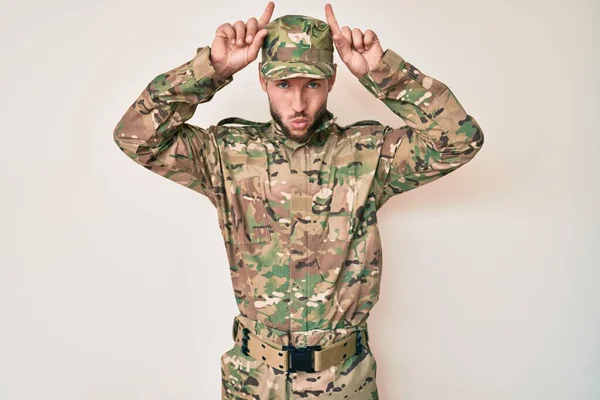 Jovem Caucasiano Vestindo Uniforme Exército Camuflagem Fazendo Gesto Engraçado Com — Fotografia de Stock