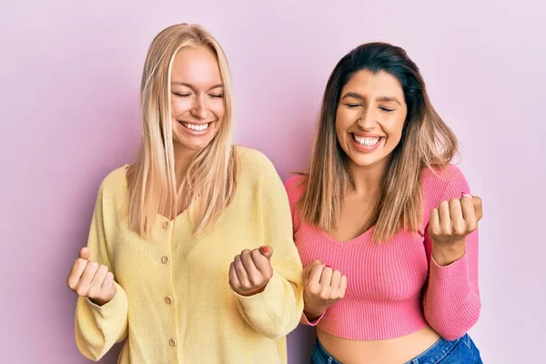 Twee Vrienden Die Samen Staan Roze Achtergrond Erg Blij Opgewonden — Stockfoto