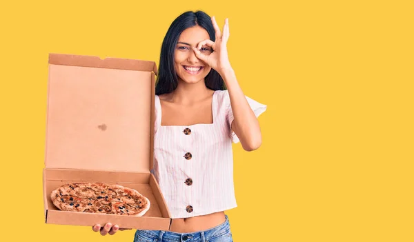 Joven Hermosa Chica Latina Sosteniendo Entrega Pizza Caja Sonriendo Feliz — Foto de Stock