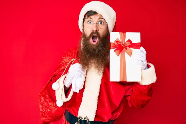Hezký Mladý Rudý Muž Dlouhými Vousy Kostýmu Santa Clause Velkým — Stock fotografie
