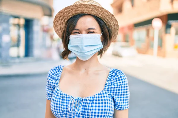 Νεαρό Όμορφο Κορίτσι Φορώντας Ιατρική Μάσκα Περπατώντας Στο Δρόμο Της — Φωτογραφία Αρχείου