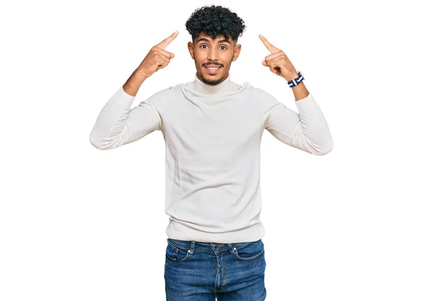 Jovem Árabe Homem Vestindo Casual Inverno Suéter Sorrindo Apontando Para — Fotografia de Stock