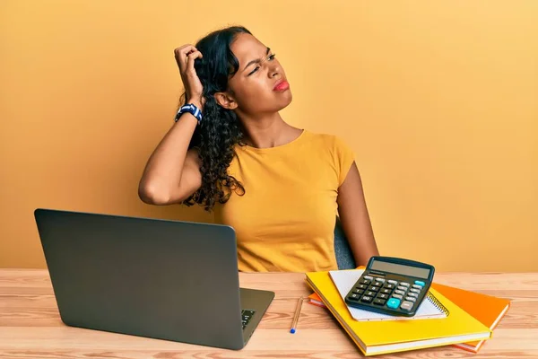 Young African American Girl Working Office Laptop Calculator Confuse Wondering — Stock Photo, Image