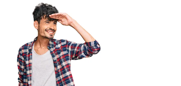 Homem Hispânico Jovem Vestindo Roupas Casuais Muito Feliz Sorrindo Olhando — Fotografia de Stock