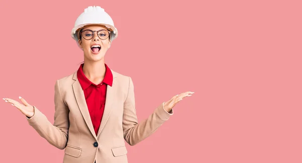 Jovem Mulher Bonita Vestindo Arquiteto Hardhat Celebrando Vitória Com Sorriso — Fotografia de Stock