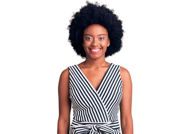 Νεαρή Αφρικάνα Αμερικανίδα Που Φοράει Καθημερινά Ρούχα Χαρούμενο Και Δροσερό — Φωτογραφία Αρχείου