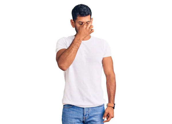 Hombre Latino Joven Usando Ropa Casual Cansado Frotando Nariz Los — Foto de Stock