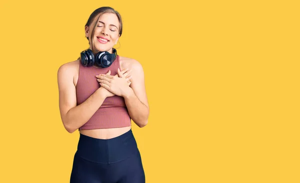 Vacker Kaukasiska Ung Kvinna Bär Gym Kläder Och Använder Hörlurar — Stockfoto