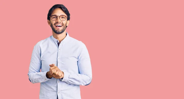 Snygg Latinamerikansk Man Klädd Business Shirt Och Glasögon Med Händerna — Stockfoto