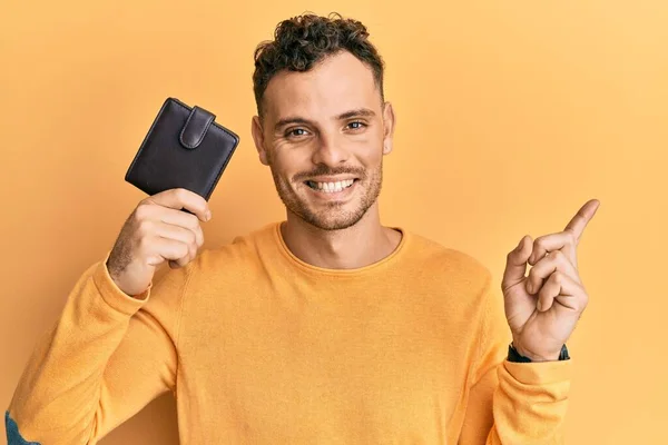 Homem Bonito Com Barba Segurando Carteira Couro Sorrindo Feliz Positivo — Fotografia de Stock