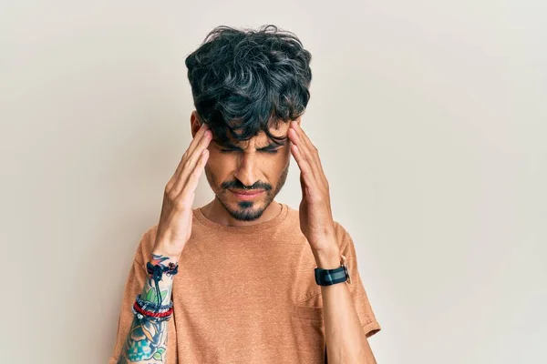ストレスが原因で頭の痛みのために頭の上に手でカジュアルな服を着て若いヒスパニック系の男 片頭痛 — ストック写真