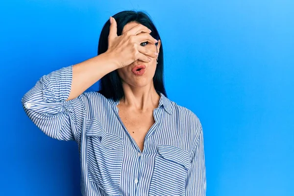 Mujer Caucásica Joven Con Ropa Casual Asomándose Shock Cubriendo Cara — Foto de Stock