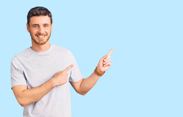 Joven Guapo Con Oso Vistiendo Camiseta Casual Sonriendo Mirando Cámara — Foto de Stock