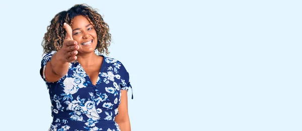 Jovem Afro Americana Size Mulher Vestindo Roupas Casuais Sorrindo Amigável — Fotografia de Stock