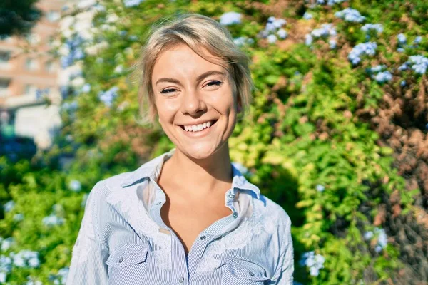 Joven Mujer Rubia Sonriendo Feliz Caminando Parque — Foto de Stock