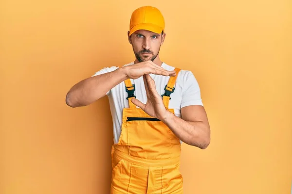 Jovem Bonito Homem Vestindo Handyman Uniforme Sobre Amarelo Fundo Fazendo — Fotografia de Stock