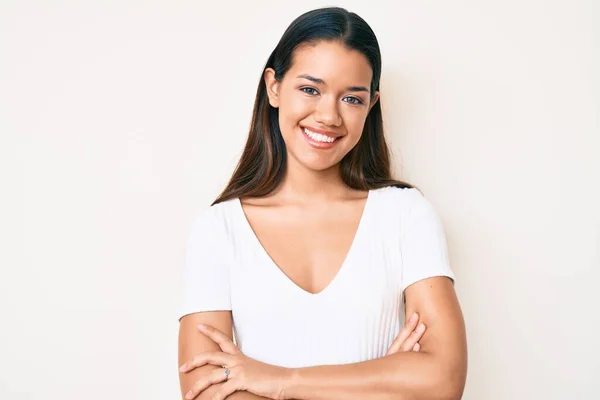Menina Latina Bonita Nova Vestindo Casual Tshirt Branca Rosto Feliz — Fotografia de Stock