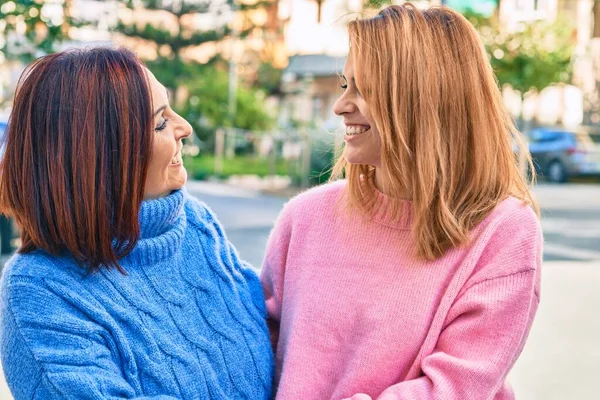 Madre Figlia Ispaniche Sorridono Felici Abbracciano Parco — Foto Stock