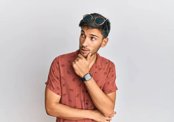 Mladý Pohledný Muž Neformálním Letním Oblečení Přemýšlí Otázce Znepokojený Nervózní — Stock fotografie