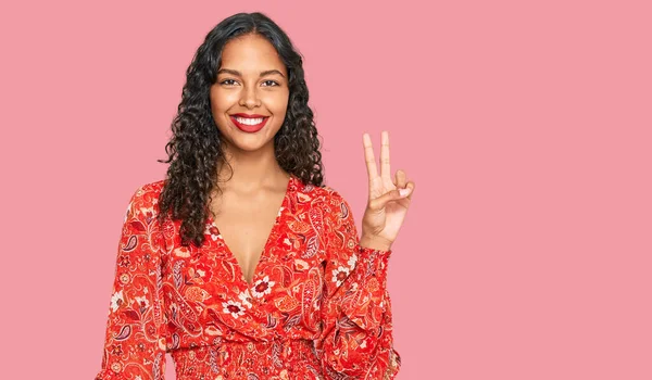 Joven Chica Afroamericana Vistiendo Vestido Verano Sonriendo Con Cara Feliz —  Fotos de Stock