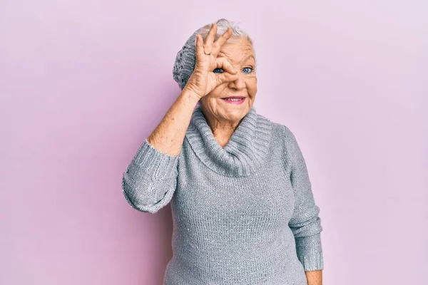 Senior Mulher Cabelos Grisalhos Usando Camisola Chapéu Inverno Sorrindo Feliz — Fotografia de Stock