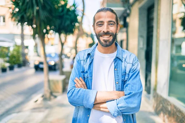 Ung Mellanösternman Ler Glad Promenad Mot Staden — Stockfoto