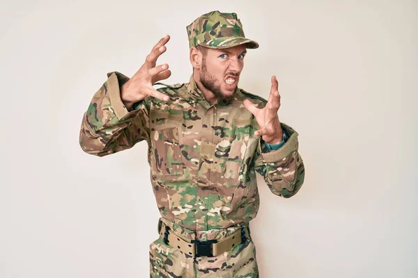 Young Caucasian Man Wearing Camouflage Army Uniform Shouting Frustrated Rage — Stock Photo, Image