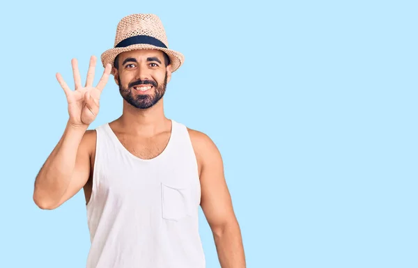 Mladý Hispánec Letním Klobouku Ukazující Ukazující Prsty Číslo Čtyři Usmívající — Stock fotografie