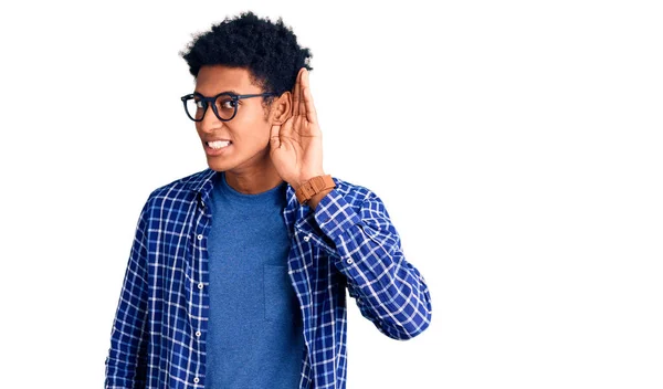 Jovem Afro Americano Vestindo Roupas Casuais Óculos Sorrindo Com Mão — Fotografia de Stock