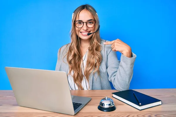 Jovem Mulher Loira Bonita Usando Fone Ouvido Operador Escritório Call — Fotografia de Stock