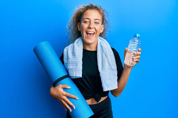 Vacker Kaukasiska Tonåring Flicka Håller Yogamatta Och Vattenflaska Ler Och — Stockfoto