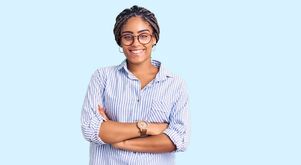 Mujer Afroamericana Joven Con Trenzas Vestidas Con Ropa Casual Gafas — Foto de Stock