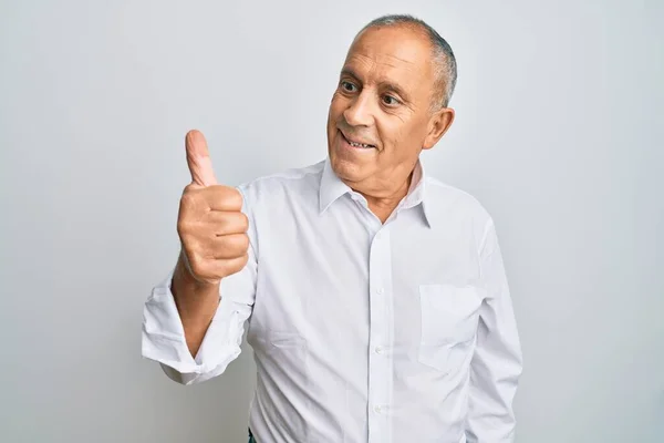 Hombre Mayor Guapo Vistiendo Camisa Blanca Casual Luciendo Orgulloso Sonriendo — Foto de Stock