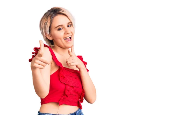 Jovem Mulher Loira Bonita Vestindo Roupas Casuais Apontando Dedos Para — Fotografia de Stock