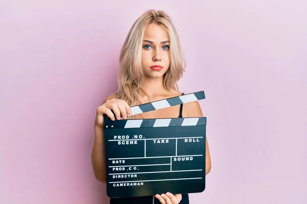 Krásná Kavkazská Blondýnka Která Drží Videoklip Uvolnila Vážným Výrazem Tváři — Stock fotografie