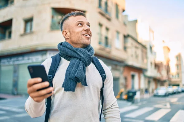 Mladý Běloch Student Muž Usměvavý Šťastný Pomocí Smartphone Městě — Stock fotografie